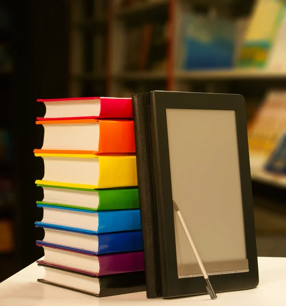 Pilha de livros com leitor de livros eletrônicos — Fotografia de Stock