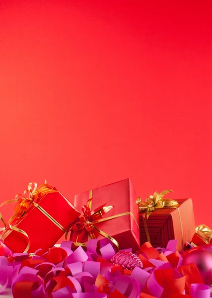 Presentes de Natal sobre fundo vermelho — Fotografia de Stock