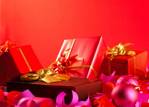 红色背景下的圣诞礼物 — 图库照片