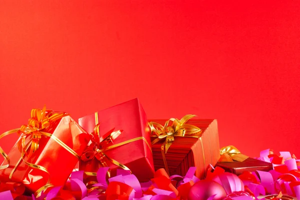 Weihnachtsgeschenke auf rotem Hintergrund — Stockfoto