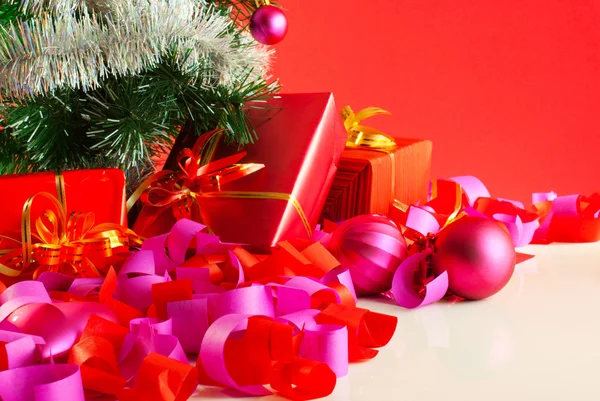 Regali di Natale su sfondo rosso — Foto Stock