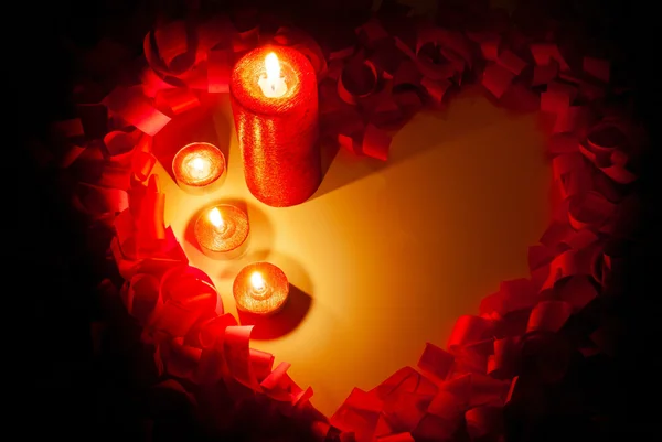День святого Валентина на заднем плане с четырьмя горящими свечами — стоковое фото