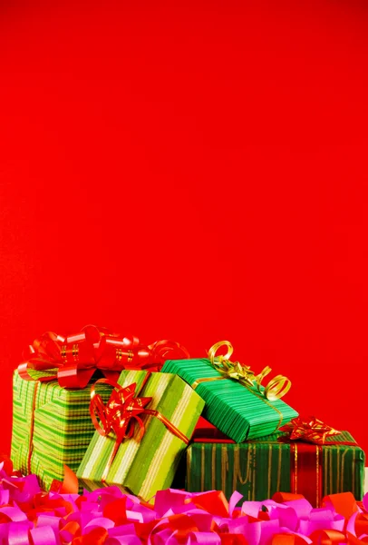 Завернутые коробки с подарками на красном фоне — стоковое фото