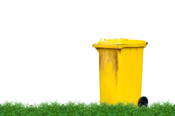 Žlutá popelnice na zeleném trávníku — Stock fotografie