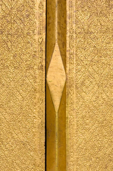 Puerta de madera de teca de oro en un templo tailandés — Foto de Stock