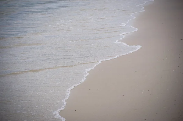 Malé vlny na pláži — Stock fotografie