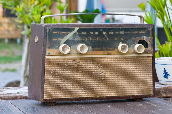 Vintage muodikas radio — kuvapankkivalokuva