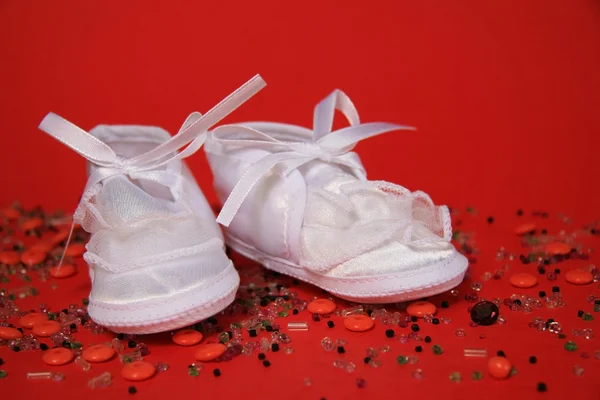 Witte schoenen van een klein kind — Stockfoto