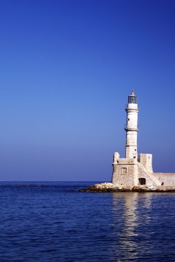 Yalnız deniz feneri.