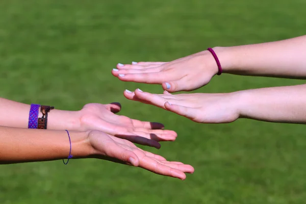 Jovens mãos de meninas adolescentes — Fotografia de Stock