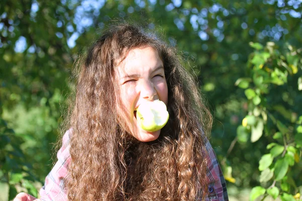 Fille manger des pommes — Photo