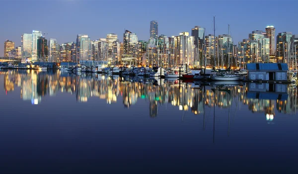 Ванкувер в центре города, ночью — стоковое фото