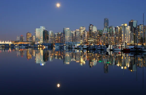 Центр Ванкувера, лунная ночь — стоковое фото