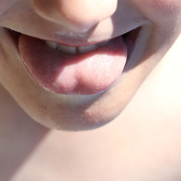 Открытый рот с языком — стоковое фото