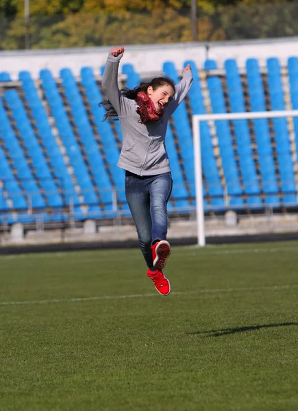 十几岁的女孩在体育场上跳跃. — 图库照片