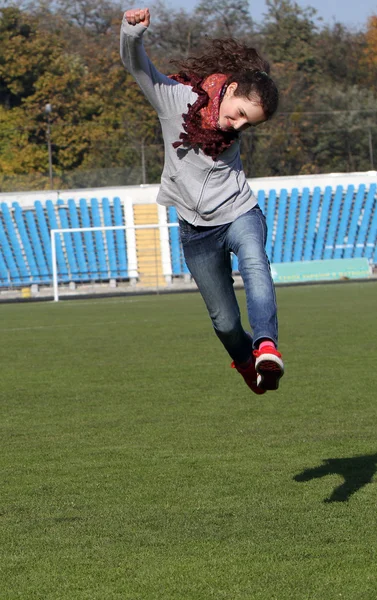 10 代の少女は、スタジアムにジャンプ. — ストック写真