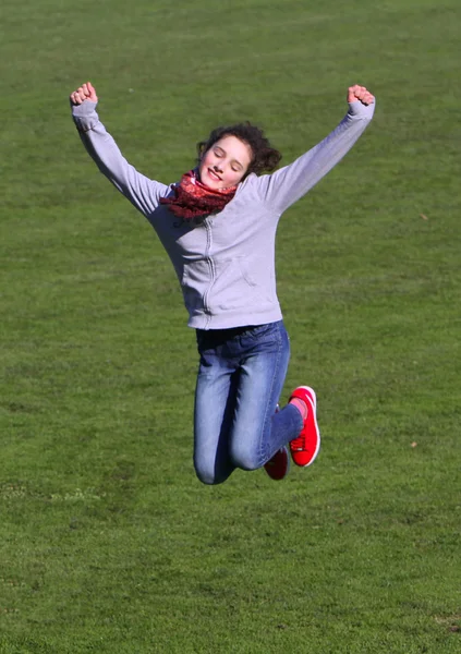 Nastolatka skoki na stadionie. — Zdjęcie stockowe