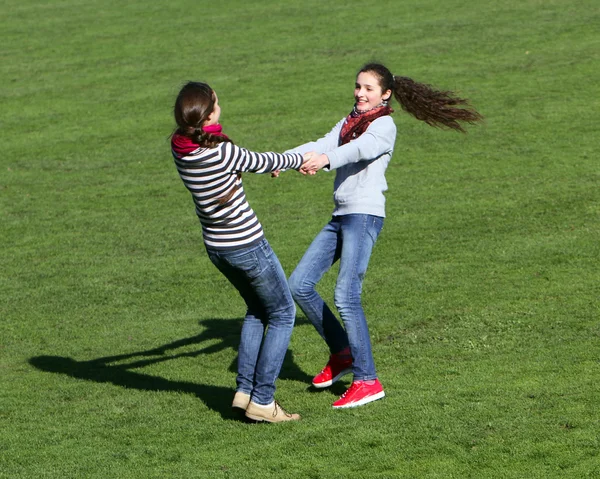 Nastoletnie dziewczyny cieszyć się grać — Zdjęcie stockowe