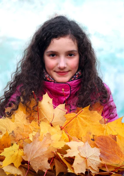 Portrait de belle jeune fille aux feuilles jaunes — Photo