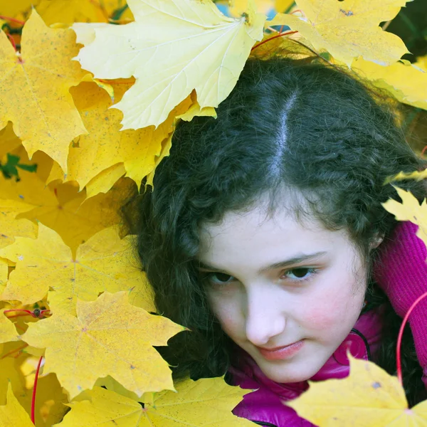 Retrato de menina bonita em folhas amarelas — Fotografia de Stock