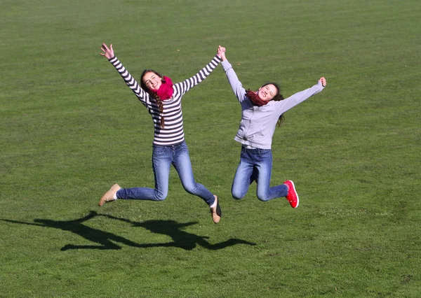 Nastoletnie dziewczyny, skoki na stadionie. — Zdjęcie stockowe