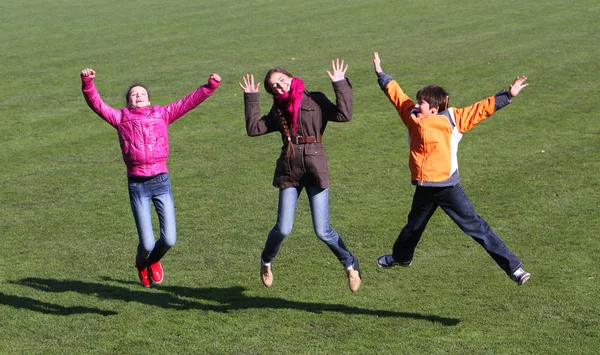Девочки-подростки и мальчики прыгают на стадионе . — стоковое фото