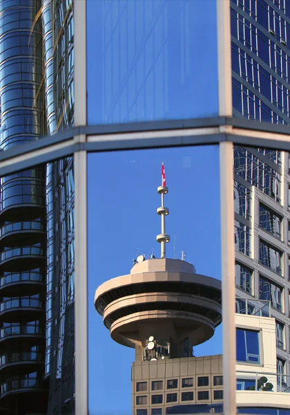 Réflexion de fenêtre de la nouvelle ville au centre-ville de Vancouver — Photo