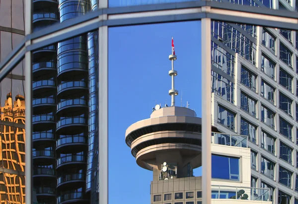 Venster reflectie van new city in het centrum van vancouver — Stockfoto