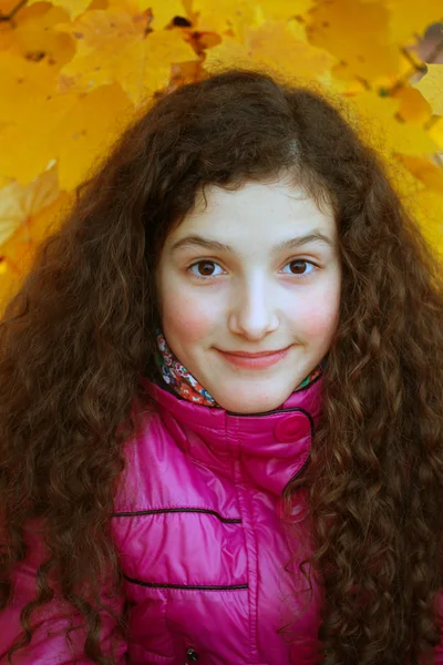 美丽的年轻女孩在黄色背景上的肖像叶 — 图库照片