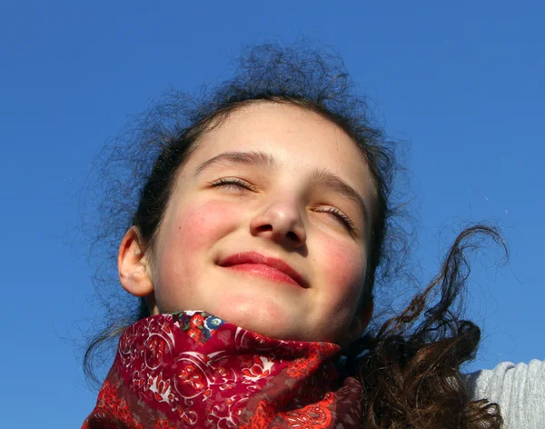 Retrato de una hermosa joven sobre el fondo del cielo azul —  Fotos de Stock