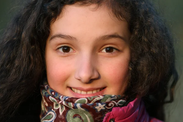 Porträtt av vacker glad ung flicka — Stockfoto