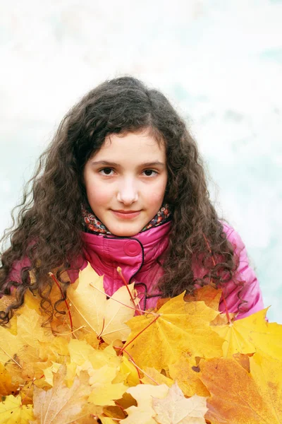 Retrato de bela jovem com folhas amarelas — Fotografia de Stock