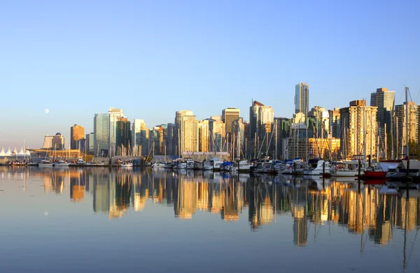 Vancouver şehir merkezindeki cityscape tekneler ile — Stok fotoğraf