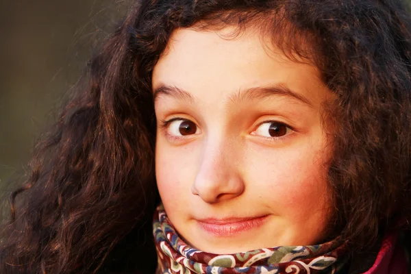 Porträtt av vacker glad ung flicka — Stockfoto