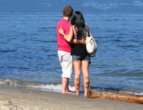 Yong cople on a beach — Stock Photo, Image