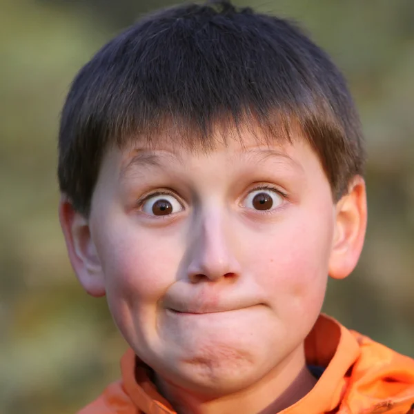うれしそうな幸せな少年のクローズ アップの肖像画 — ストック写真