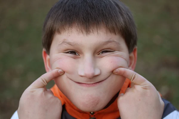 Крупный план портрета радостного счастливого мальчика — стоковое фото