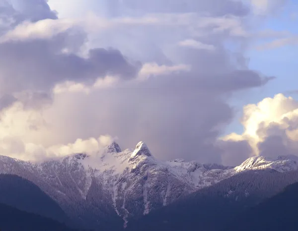 Twee leeuwen van Vancouver skyline besneeuwde sneeuw bergen — Stockfoto