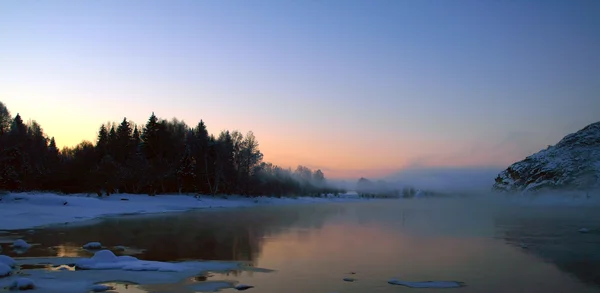 Kış manzara nehir Dağları ile — Stok fotoğraf