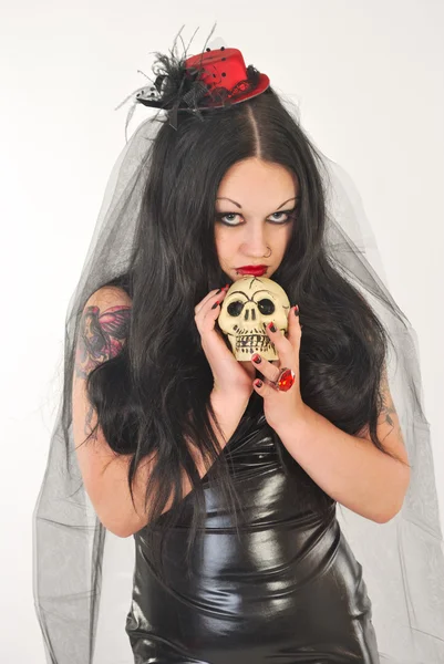 Noiva de Satanás com crânio — Fotografia de Stock