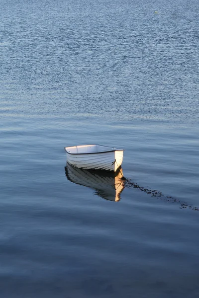 Samotny łódź wiosłowa — Zdjęcie stockowe