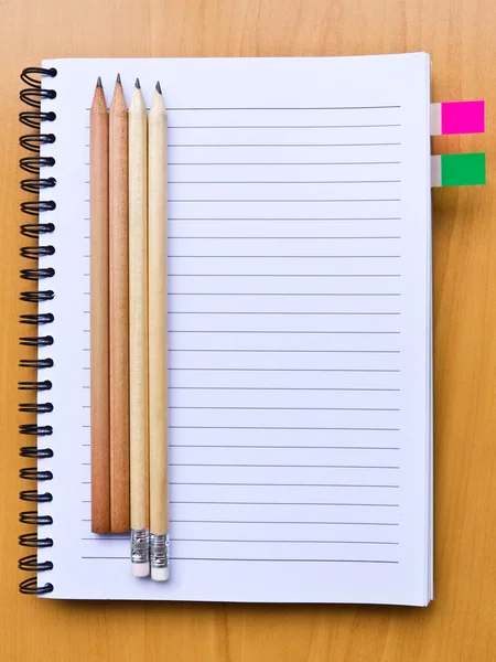Anteckningsbok och penna på trägolv — Stockfoto