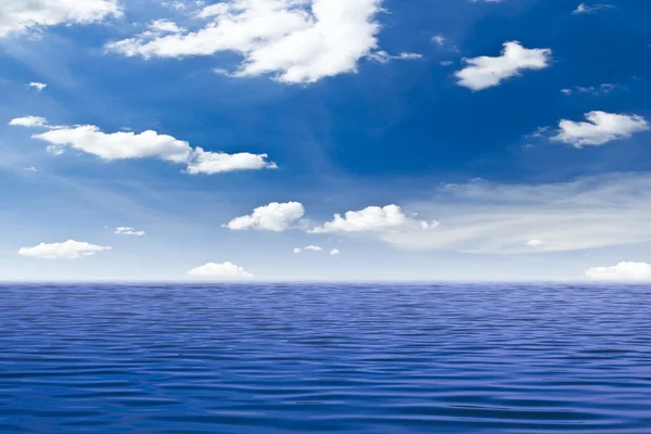 Красивое море и голубое небо — стоковое фото