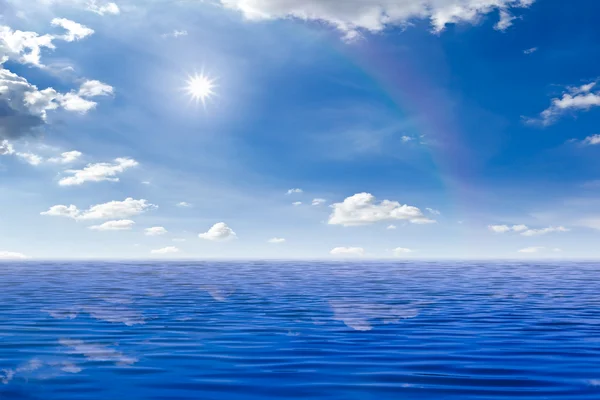Piękne widoki na morze i słońce w błękitne niebo — Zdjęcie stockowe