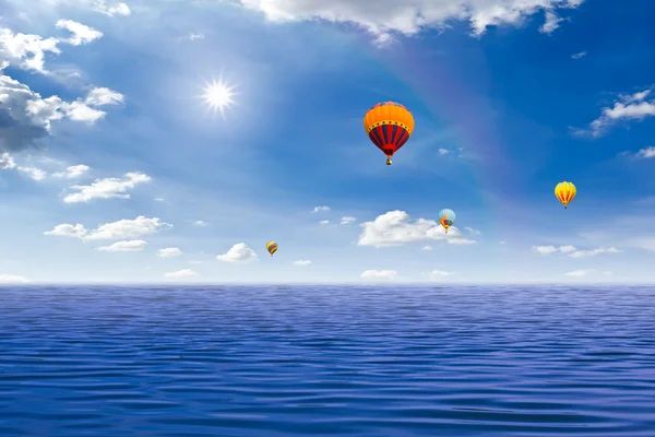 Bunte Heißluftballons auf dem Meer — Stockfoto