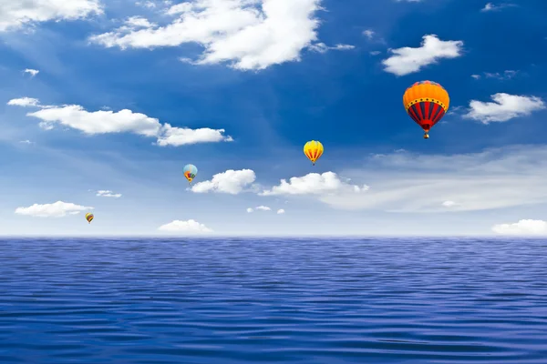 Bunte Heißluftballons auf dem Meer — Stockfoto
