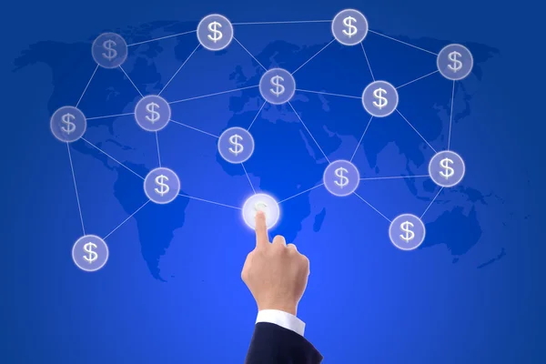 Geschäftsmann drückt Hand auf Knopf des Geld-Netzwerks — Stockfoto