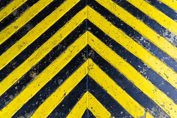Grunge striscia gialla sul pavimento — Foto Stock