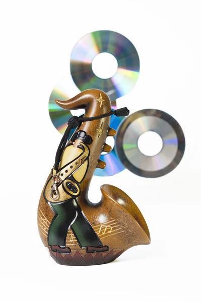 Saxophon mit CD-Hintergrund isoliert auf weißem Hintergrund — Stockfoto