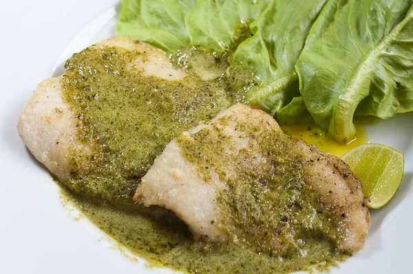 Bistecca di pesce e verdure su piatto bianco — Foto Stock